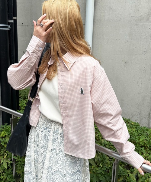 DOUBLE NAME（ダブルネーム）の「【m:rex】ミニ恐竜ワッペンショート丈チェックシャツ（シャツ/ブラウス・レディース・ピンク/ホワイト・FREE）」の2枚目の写真