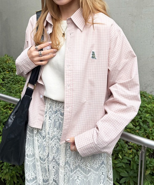 DOUBLE NAME（ダブルネーム）の「【m:rex】ミニ恐竜ワッペンショート丈チェックシャツ（シャツ/ブラウス・レディース・ピンク/ホワイト・FREE）」の3枚目の写真