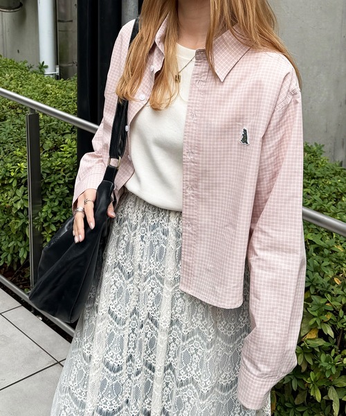 DOUBLE NAME（ダブルネーム）の「【m:rex】ミニ恐竜ワッペンショート丈チェックシャツ（シャツ/ブラウス・レディース・ピンク/ホワイト・FREE）」の7枚目の写真