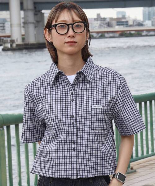 FFEIN(フェイン)の「【FFEIN(フェイン)】ショート丈ボックスチェック半袖シャツ / レディース シャツ 半袖 チェック シアーシンプル ワンポイント ピス(シャツ/ブラウス・レディース・ブルー/ホワイト/ブラック・FREE)」の3枚目の写真