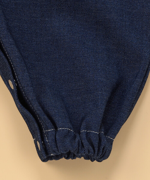 COMME CA ISM（コムサイズム）の「デニムライクストレッチ 肩フリル フェイクレイヤードツーウェイオール（ロンパース・キッズ・ブルー・60-80cm）」の5枚目の写真