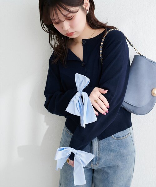 natural couture(ナチュラルクチュール)の「長さ変えられる袖口リボンカーディガン(カーディガン/ボレロ・レディース・その他1/ネイビー/ベージュ/オフホワイト・FREE)」の3枚目の写真