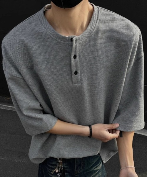 WESTBOY(ウエストボーイ)の「ミニマルヘンリーネック ワッフルオーバーTシャツ WO26S4TP19(その他トップス・メンズ・グレー/ブラック/ホワイト・XL/M/L)」の3枚目の写真