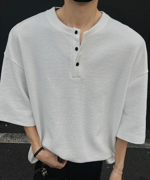 WESTBOY(ウエストボーイ)の「ミニマルヘンリーネック ワッフルオーバーTシャツ WO26S4TP19(その他トップス・メンズ・グレー/ブラック/ホワイト・XL/M/L)」の1枚目の写真