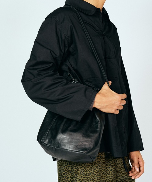 bukht(ブフト)の「bukht / ブフト LEATHER EFFECT BAG LARGE レザー エフェクトバッグ 巾着バッグ(ショルダーバッグ・メンズ・ブラック/ブラック系1・FREE)」の3枚目の写真