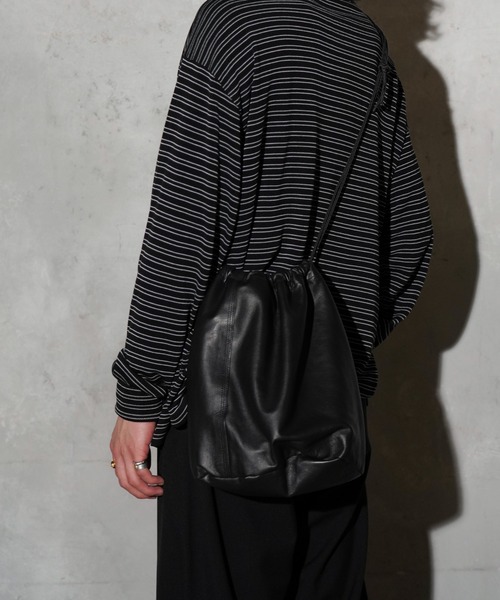bukht(ブフト)の「bukht / ブフト LEATHER EFFECT BAG LARGE レザー エフェクトバッグ 巾着バッグ(ショルダーバッグ・メンズ・ブラック/ブラック系1・FREE)」の4枚目の写真