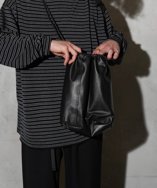 bukht(ブフト)の「bukht / ブフト LEATHER EFFECT BAG LARGE レザー エフェクトバッグ 巾着バッグ(ショルダーバッグ・メンズ・ブラック/ブラック系1・FREE)」の5枚目の写真