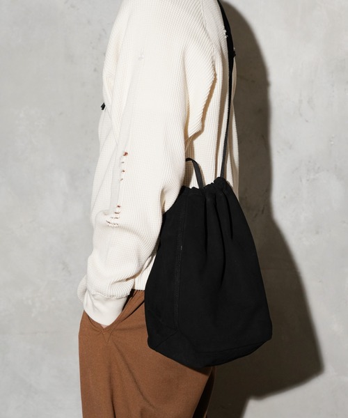 bukht(ブフト)の「bukht / ブフト LEATHER EFFECT BAG LARGE レザー エフェクトバッグ 巾着バッグ(ショルダーバッグ・メンズ・ブラック/ブラック系1・FREE)」の6枚目の写真