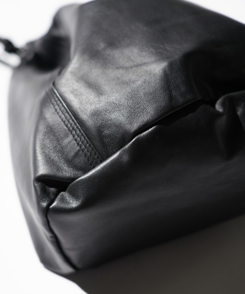 bukht(ブフト)の「bukht / ブフト LEATHER EFFECT BAG LARGE レザー エフェクトバッグ 巾着バッグ(ショルダーバッグ・メンズ・ブラック/ブラック系1・FREE)」の10枚目の写真