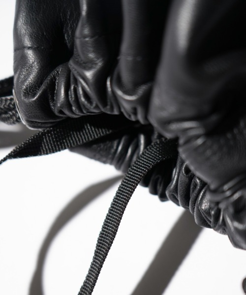 bukht(ブフト)の「bukht / ブフト LEATHER EFFECT BAG LARGE レザー エフェクトバッグ 巾着バッグ(ショルダーバッグ・メンズ・ブラック/ブラック系1・FREE)」の12枚目の写真