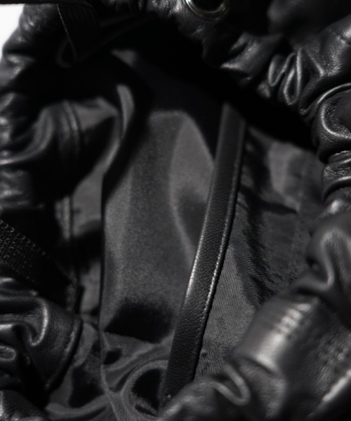 bukht(ブフト)の「bukht / ブフト LEATHER EFFECT BAG LARGE レザー エフェクトバッグ 巾着バッグ(ショルダーバッグ・メンズ・ブラック/ブラック系1・FREE)」の13枚目の写真