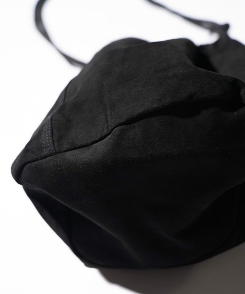 bukht(ブフト)の「bukht / ブフト LEATHER EFFECT BAG LARGE レザー エフェクトバッグ 巾着バッグ(ショルダーバッグ・メンズ・ブラック/ブラック系1・FREE)」の16枚目の写真