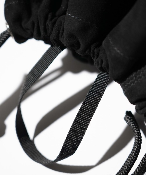 bukht(ブフト)の「bukht / ブフト LEATHER EFFECT BAG LARGE レザー エフェクトバッグ 巾着バッグ(ショルダーバッグ・メンズ・ブラック/ブラック系1・FREE)」の18枚目の写真