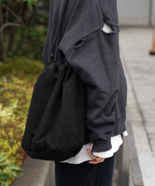 bukht(ブフト)の「bukht / ブフト LEATHER EFFECT BAG LARGE レザー エフェクトバッグ 巾着バッグ(ショルダーバッグ・メンズ・ブラック/ブラック系1・FREE)」の20枚目の写真