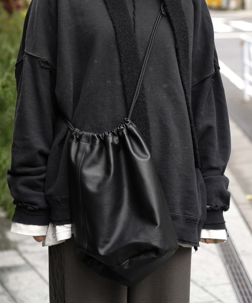 bukht(ブフト)の「bukht / ブフト LEATHER EFFECT BAG LARGE レザー エフェクトバッグ 巾着バッグ(ショルダーバッグ・メンズ・ブラック/ブラック系1・FREE)」の21枚目の写真