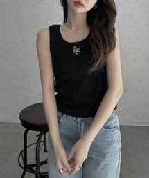ヘルシーな肌見せを叶えるロゴ刺繍タンクトップ