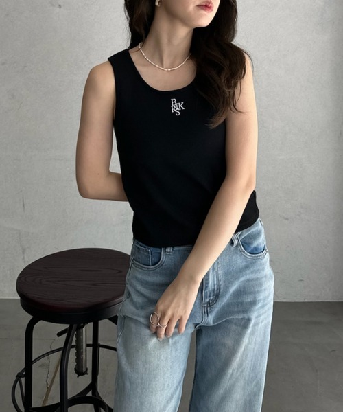 TREOVER(トレオーバー)の「ヘルシーな肌見せを叶えるロゴ刺繍タンクトップ(タンクトップ・レディース・オフホワイト/ブラック・LARGE/MEDIUM)」の3枚目の写真