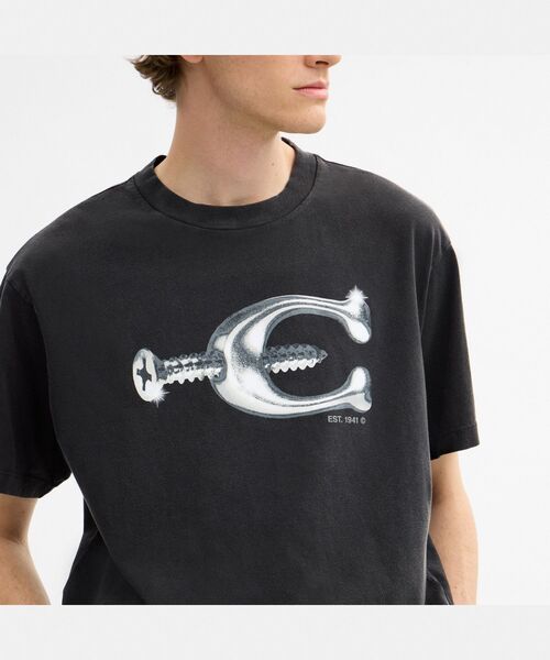 COACH(コーチ)の「スクリュー リラックスド Tシャツ・オーガニック コットン(Tシャツ/カットソー・メンズ・ブラック系その他・SMALL/MEDIUM/LARGE)」の2枚目の写真