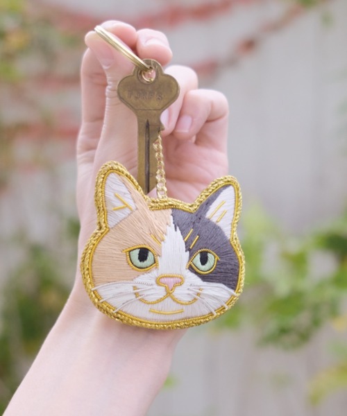 Nyatelier/ニャトリエ〉ハンドメイド 刺繍 猫キーホルダー
