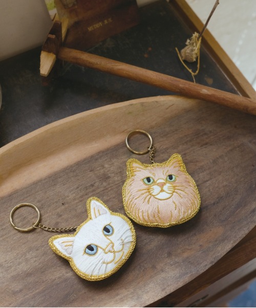 Nyatelier/ニャトリエ〉ハンドメイド 刺繍 猫キーホルダー