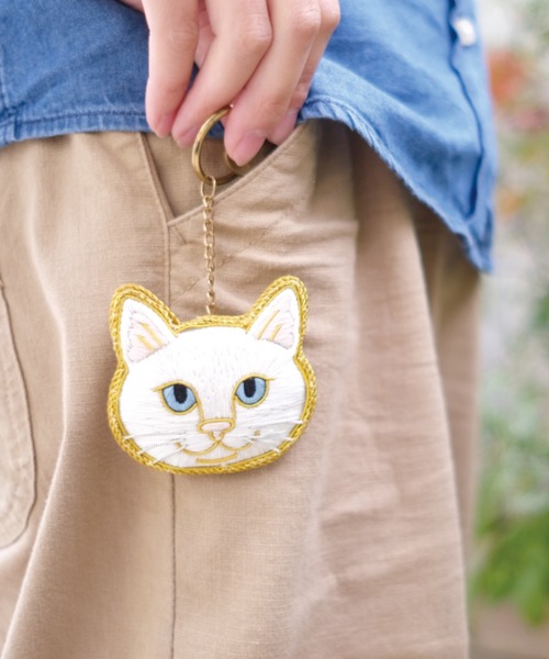 Nyatelier/ニャトリエ〉ハンドメイド 刺繍 猫キーホルダー