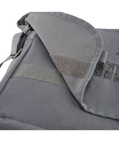 PUMA（プーマ）の「PUMA プーマ ユニセックス ローダウン メッセンジャーバッグ 6L（メッセンジャーバッグ・メンズ・ライトグレー・フリー）」の4枚目の写真