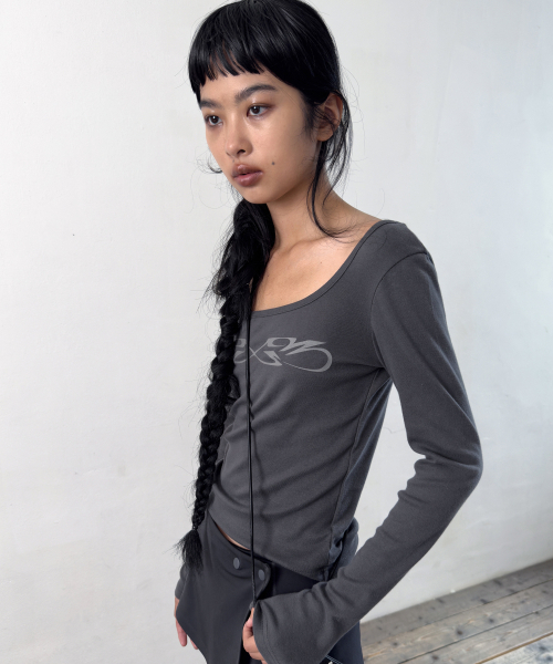 PORTERNA（ポルテナ）の「GRAPHIC U-NECK LONG SLEEVE T-SHIRT-CHARCOAL（Tシャツ/カットソー・レディース・その他・X-SMALL）」の13枚目の写真