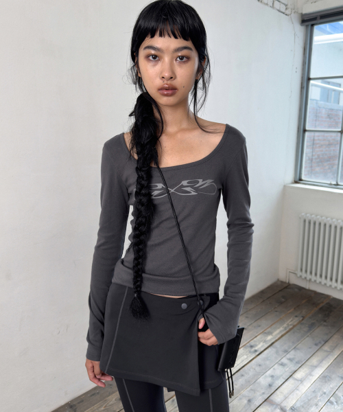 PORTERNA（ポルテナ）の「GRAPHIC U-NECK LONG SLEEVE T-SHIRT-CHARCOAL（Tシャツ/カットソー・レディース・その他・X-SMALL）」の11枚目の写真