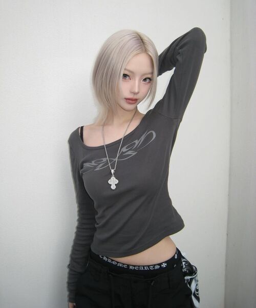 PORTERNA（ポルテナ）の「GRAPHIC U-NECK LONG SLEEVE T-SHIRT-CHARCOAL（Tシャツ/カットソー・レディース・その他・X-SMALL）」の8枚目の写真