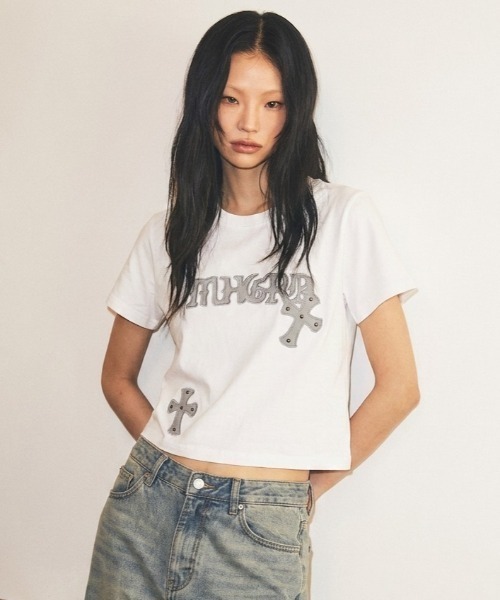 MAHAGRID(マハグリッド)の「『mahagrid/マハグリッド』GOTHIC APPLIQUE CROP TEE/ゴシック アップリケ クロップ Tシャツ(Tシャツ/カットソー・レディース・レッド/ホワイト・XS/S)」の1枚目の写真
