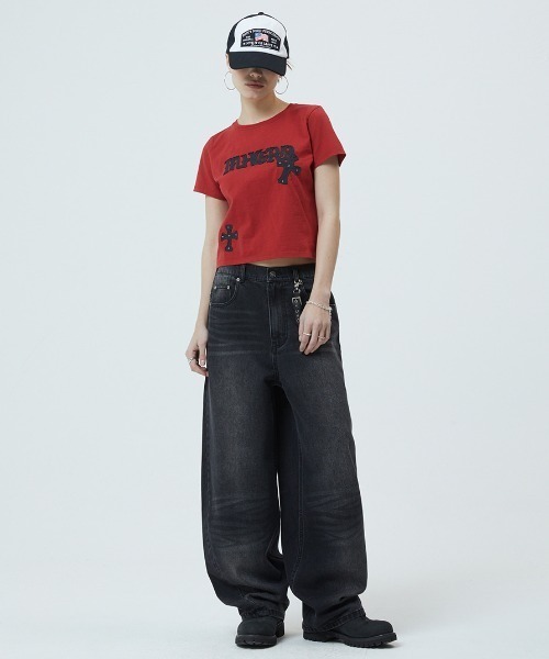 MAHAGRID(マハグリッド)の「『mahagrid/マハグリッド』GOTHIC APPLIQUE CROP TEE/ゴシック アップリケ クロップ Tシャツ(Tシャツ/カットソー・レディース・レッド/ホワイト・XS/S)」の6枚目の写真