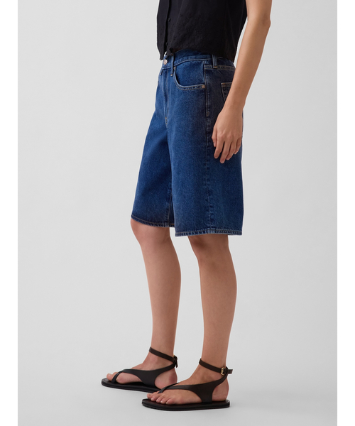 GAP(ギャップ)の「ミッドライズ ロングライン デニムショートパンツ(デニムパンツ・レディース・インディゴブルー・26/25/24/23/30/29/28/27)」の3枚目の写真