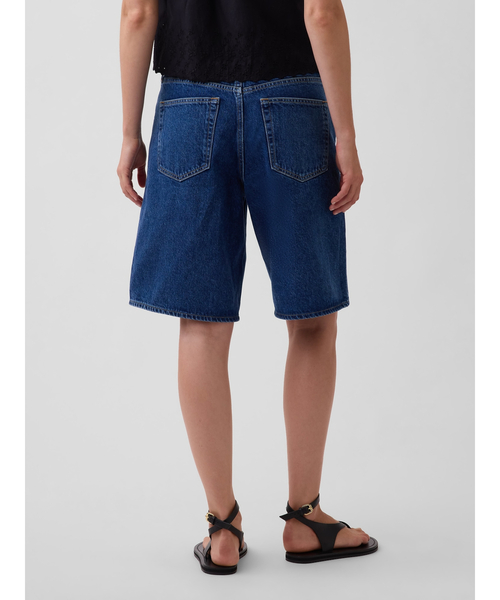 GAP(ギャップ)の「ミッドライズ ロングライン デニムショートパンツ(デニムパンツ・レディース・インディゴブルー・26/25/24/23/30/29/28/27)」の4枚目の写真