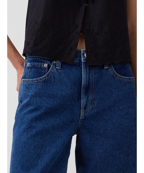 GAP(ギャップ)の「ミッドライズ ロングライン デニムショートパンツ(デニムパンツ・レディース・インディゴブルー・26/25/24/23/30/29/28/27)」の5枚目の写真