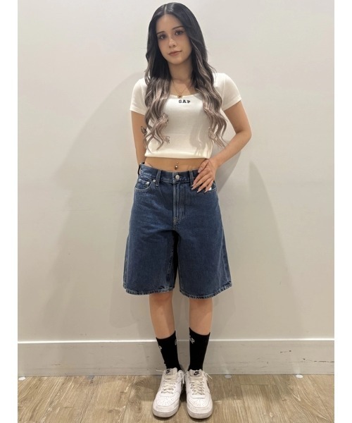 GAP(ギャップ)の「ミッドライズ ロングライン デニムショートパンツ(デニムパンツ・レディース・インディゴブルー・26/25/24/23/30/29/28/27)」の9枚目の写真