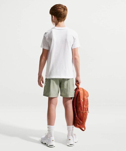 NIKE(ナイキ)の「ナイキ スポーツウェア ジュニア Tシャツ / Nike Sportswear Big Kids' T-Shirt II9940-100 White(Tシャツ/カットソー・キッズ・ホワイト・160/150/140/130)」の2枚目の写真