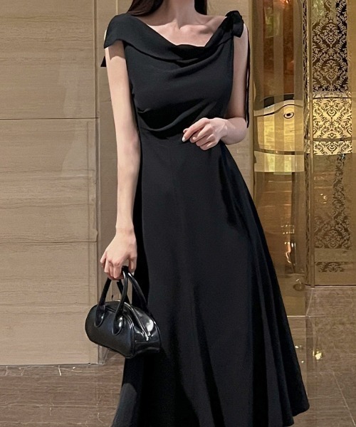 FREE STYLISTS(フリー スタイリスト)の「YUGA_YGMC Korean style off-the-shoulder flared dress(ドレス・レディース・ブラック/ホワイト・FREE)」の1枚目の写真