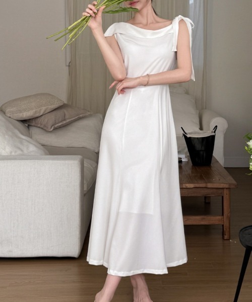 FREE STYLISTS(フリー スタイリスト)の「YUGA_YGMC Korean style off-the-shoulder flared dress(ドレス・レディース・ブラック/ホワイト・FREE)」の6枚目の写真