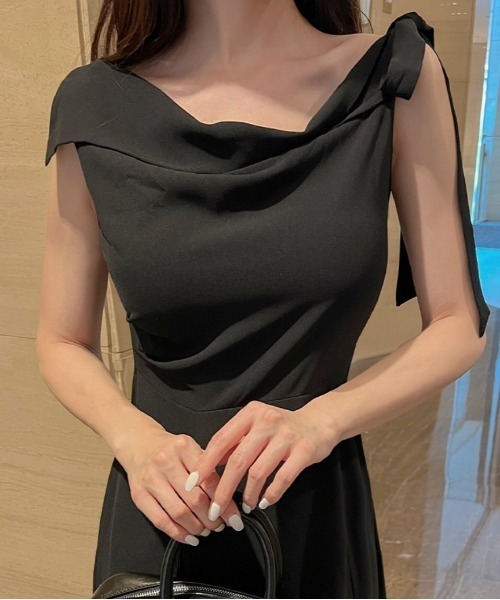 FREE STYLISTS(フリー スタイリスト)の「YUGA_YGMC Korean style off-the-shoulder flared dress(ドレス・レディース・ブラック/ホワイト・FREE)」の4枚目の写真