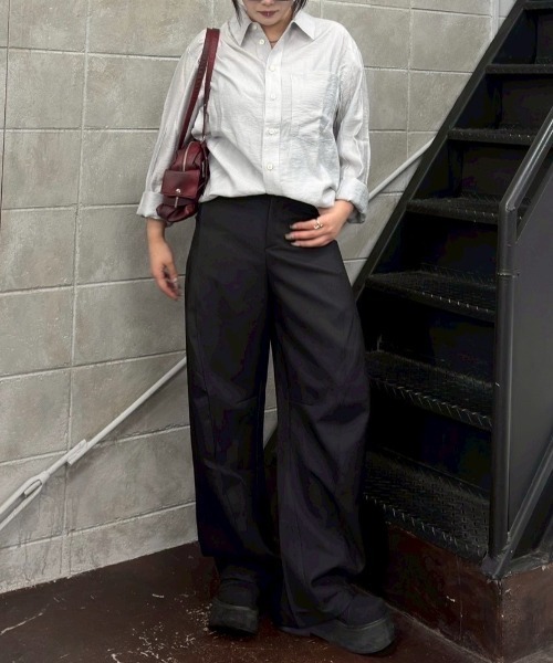 Chikashitsu +（チカシツプラス）の「【Chikashitsu +】Curve line wide pants / 【チカシツプラス】カーブラインワイドパンツ<着用動画あり>（スラックス・メンズ・ブラック/ブラウン/グレー・S/M）」の2枚目の写真