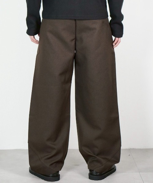 Chikashitsu +（チカシツプラス）の「【Chikashitsu +】Curve line wide pants / 【チカシツプラス】カーブラインワイドパンツ<着用動画あり>（スラックス・メンズ・ブラック/ブラウン/グレー・S/M）」の16枚目の写真
