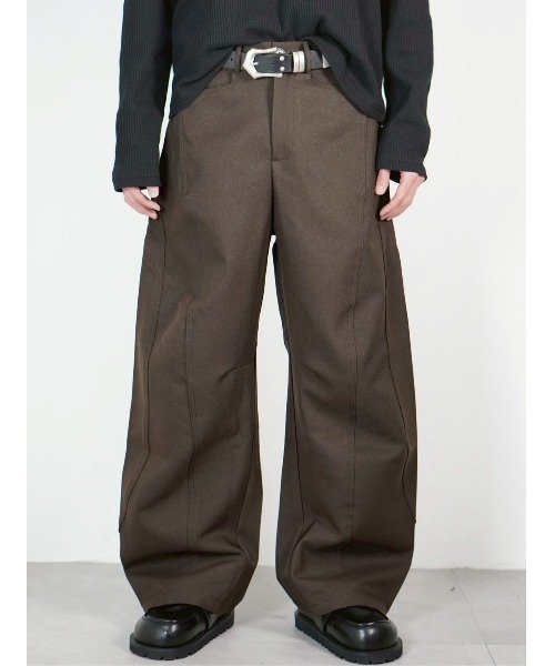 Chikashitsu +（チカシツプラス）の「【Chikashitsu +】Curve line wide pants / 【チカシツプラス】カーブラインワイドパンツ<着用動画あり>（スラックス・メンズ・ブラック/ブラウン/グレー・S/M）」の14枚目の写真