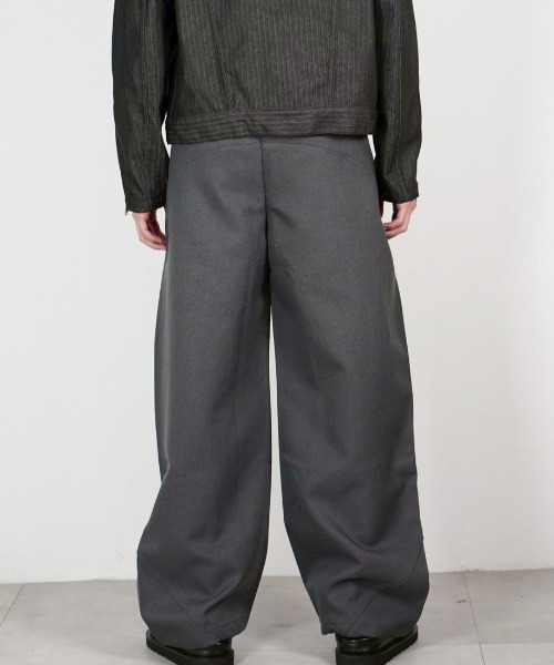 Chikashitsu +（チカシツプラス）の「【Chikashitsu +】Curve line wide pants / 【チカシツプラス】カーブラインワイドパンツ<着用動画あり>（スラックス・メンズ・ブラック/ブラウン/グレー・S/M）」の10枚目の写真