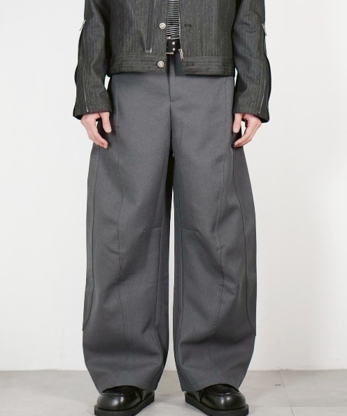 Chikashitsu +（チカシツプラス）の「【Chikashitsu +】Curve line wide pants / 【チカシツプラス】カーブラインワイドパンツ<着用動画あり>（スラックス・メンズ・ブラック/ブラウン/グレー・S/M）」の8枚目の写真