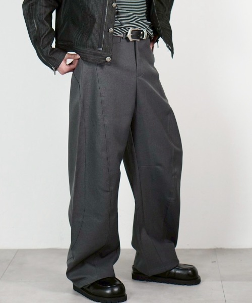 Chikashitsu +（チカシツプラス）の「【Chikashitsu +】Curve line wide pants / 【チカシツプラス】カーブラインワイドパンツ<着用動画あり>（スラックス・メンズ・ブラック/ブラウン/グレー・S/M）」の7枚目の写真