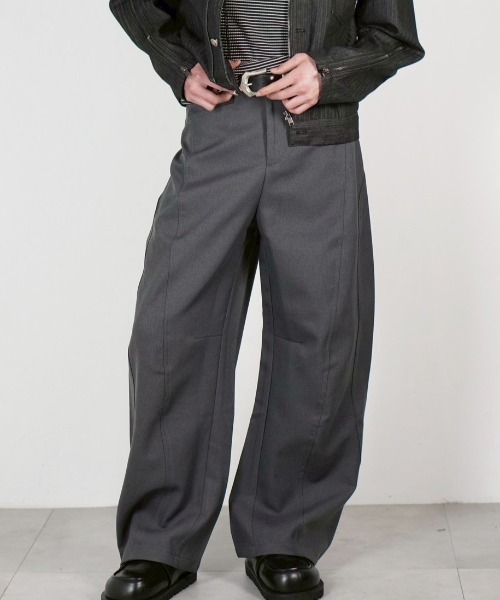 Chikashitsu +（チカシツプラス）の「【Chikashitsu +】Curve line wide pants / 【チカシツプラス】カーブラインワイドパンツ<着用動画あり>（スラックス・メンズ・ブラック/ブラウン/グレー・S/M）」の6枚目の写真