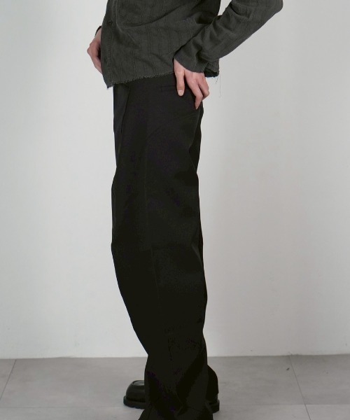 Chikashitsu +（チカシツプラス）の「【Chikashitsu +】Curve line wide pants / 【チカシツプラス】カーブラインワイドパンツ<着用動画あり>（スラックス・メンズ・ブラック/ブラウン/グレー・S/M）」の16枚目の写真