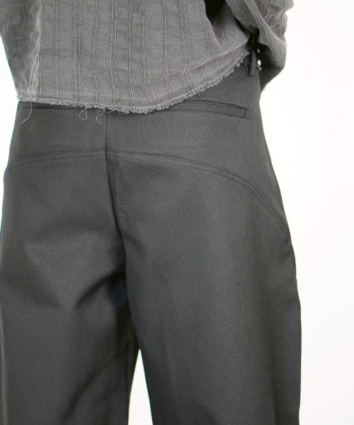 Chikashitsu +（チカシツプラス）の「【Chikashitsu +】Curve line wide pants / 【チカシツプラス】カーブラインワイドパンツ<着用動画あり>（スラックス・メンズ・ブラック/ブラウン/グレー・S/M）」の13枚目の写真