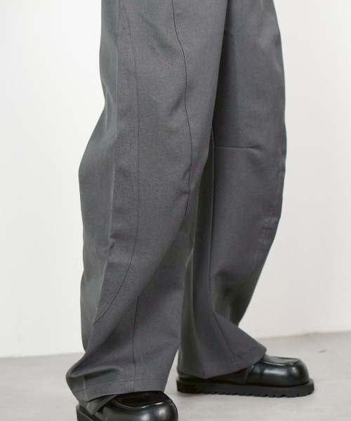 Chikashitsu +（チカシツプラス）の「【Chikashitsu +】Curve line wide pants / 【チカシツプラス】カーブラインワイドパンツ<着用動画あり>（スラックス・メンズ・ブラック/ブラウン/グレー・S/M）」の12枚目の写真
