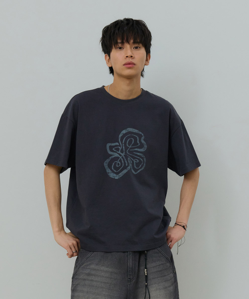 DESIRED（デシレッド）の「フロントグラフィック半袖Tシャツ-FBSK5808D09（Tシャツ/カットソー・メンズ・ダークグレー・MEDIUM/LARGE/X-LARGE）」の2枚目の写真